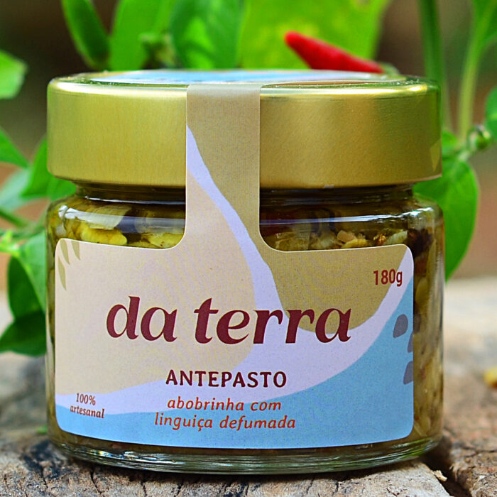 Antepasto artesanal de abobrinha com linguiça defumada picante Da Terra em pote de vidro.