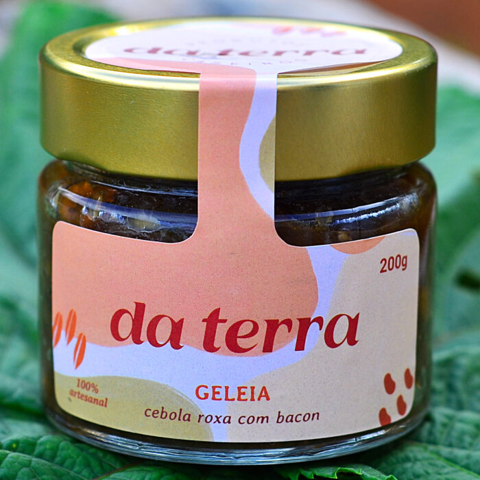 Geleia artesanal de cebola roxa com bacon Da Terra em pote de vidro.