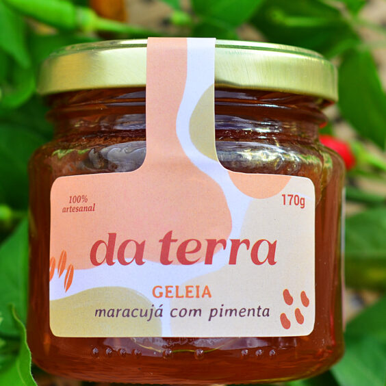 Geleia artesanal de maracujá com pimenta Da Terra em pote de vidro.