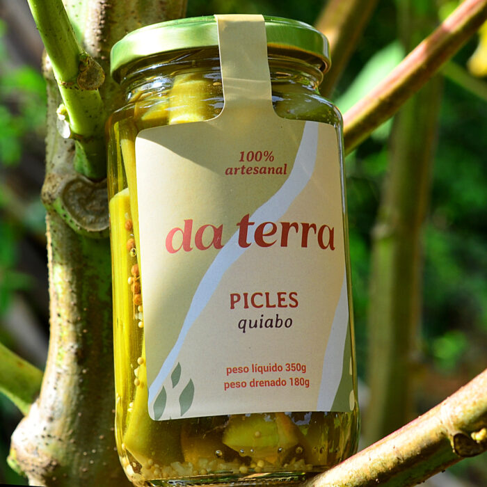 Picles artesanais de quiabo Da Terra em pote de vidro.